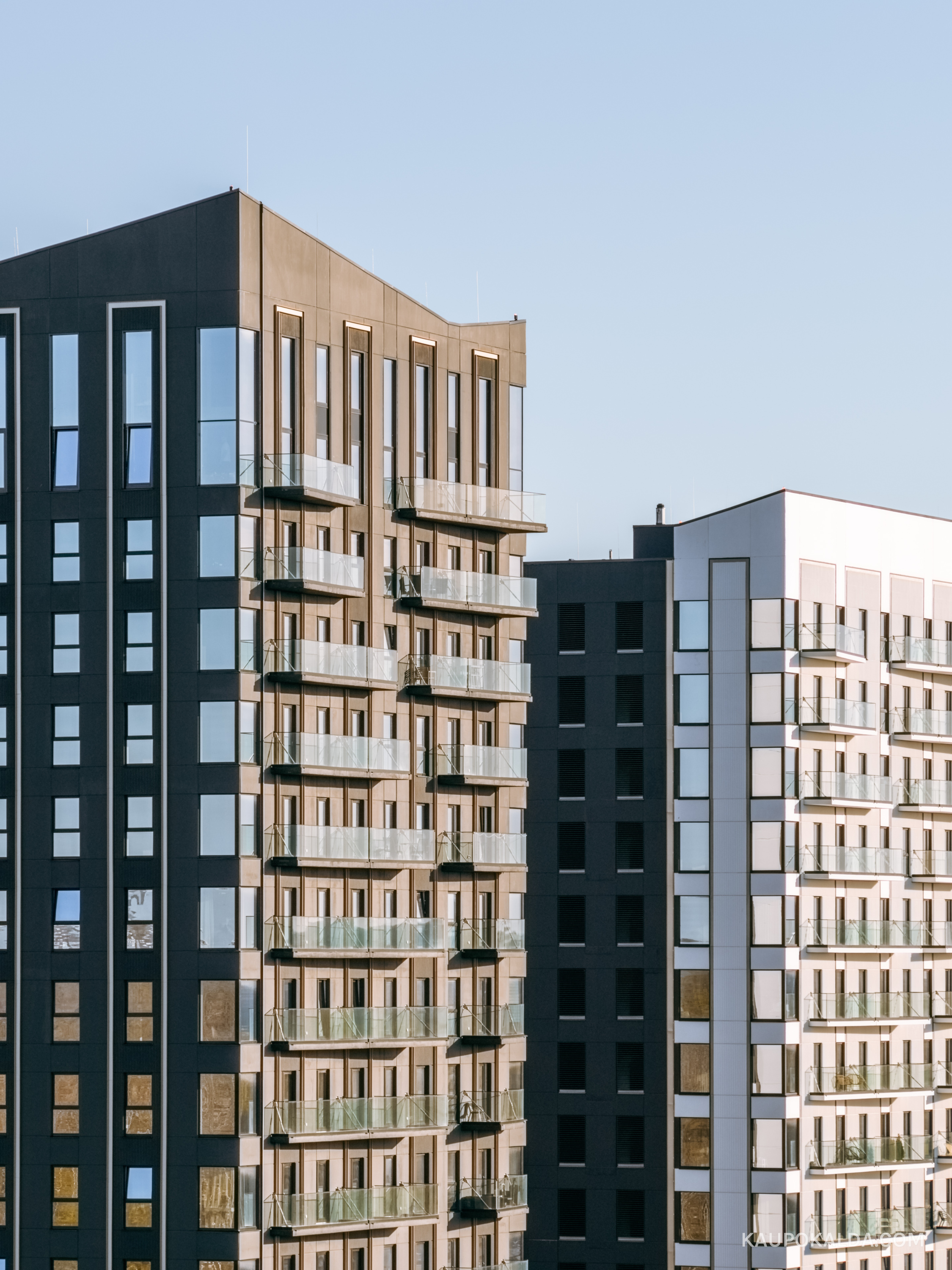 Dji Mavic 4 Pro 168mm lens, portrait mode